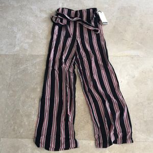 Really cute wide leg pants - HAS POCKETS :)